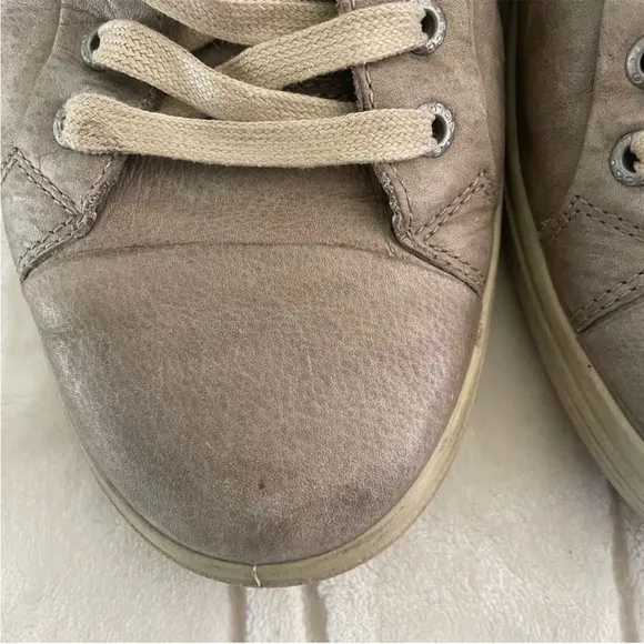 ECCO Men’s Soft Gray/Beige Leather Sneakers in Size EU 44 US 10/10.5 Extra Wide
