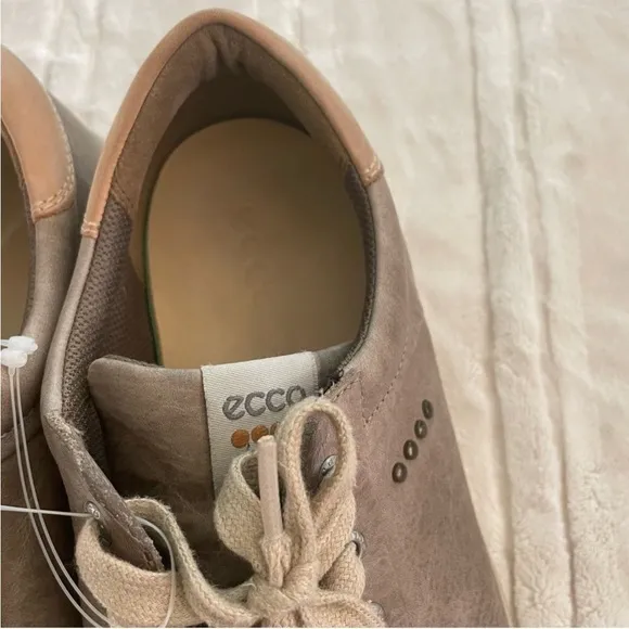 ECCO Men’s Soft Gray/Beige Leather Sneakers in Size EU 44 US 10/10.5 Extra Wide