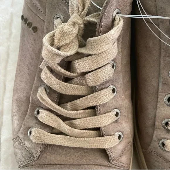 ECCO Men’s Soft Gray/Beige Leather Sneakers in Size EU 44 US 10/10.5 Extra Wide