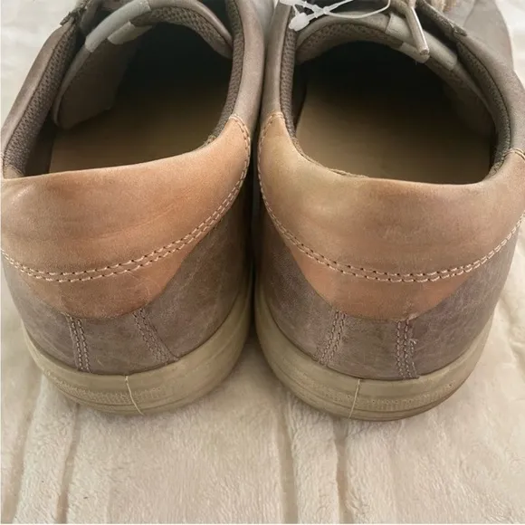 ECCO Men’s Soft Gray/Beige Leather Sneakers in Size EU 44 US 10/10.5 Extra Wide