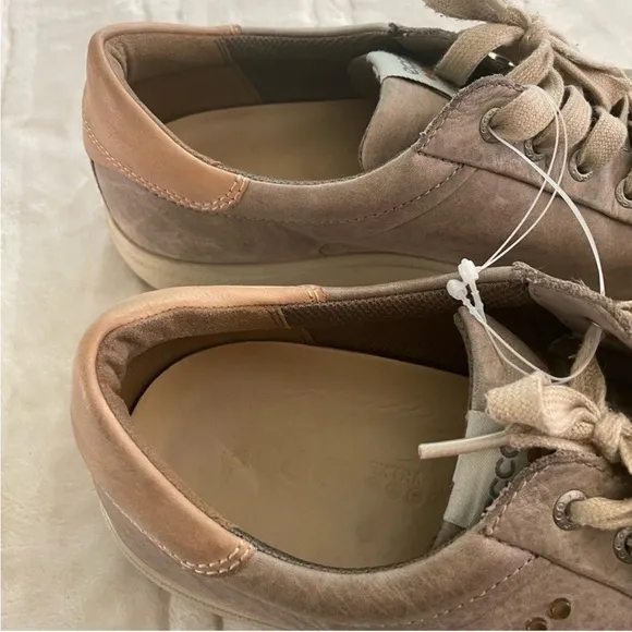 ECCO Men’s Soft Gray/Beige Leather Sneakers in Size EU 44 US 10/10.5 Extra Wide
