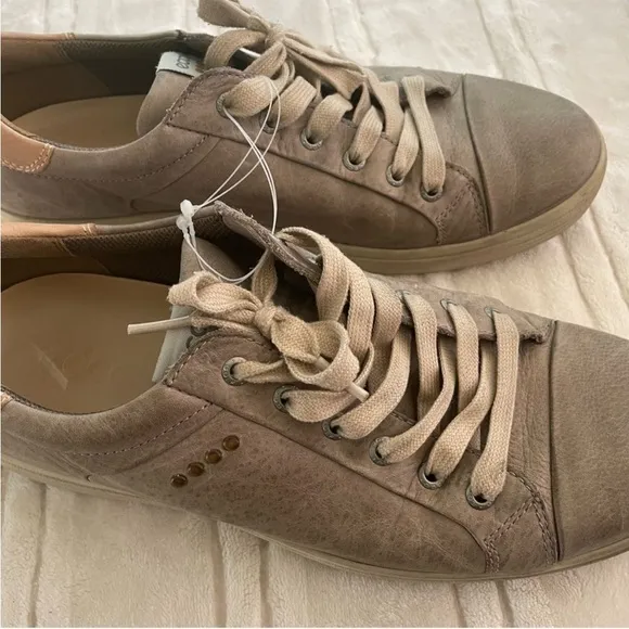 ECCO Men’s Soft Gray/Beige Leather Sneakers in Size EU 44 US 10/10.5 Extra Wide