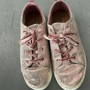 Toms pink sneakers 👟