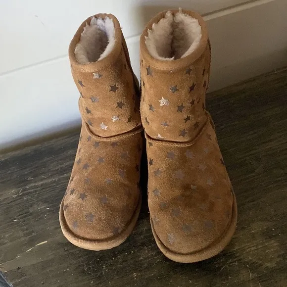 UGG Classic Short II Stars Boot Size 4
