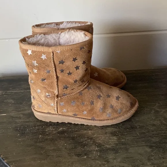 UGG Classic Short II Stars Boot Size 4