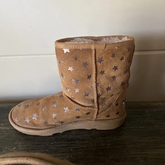 UGG Classic Short II Stars Boot Size 4