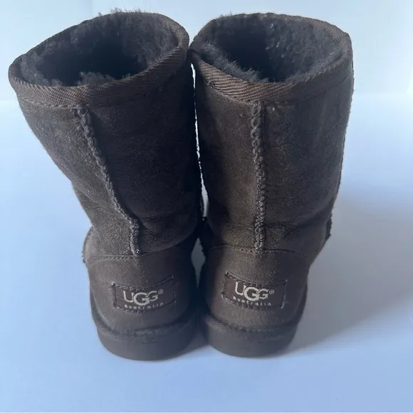 Uggs classic short boot in chocolate brown size 3 big kid
