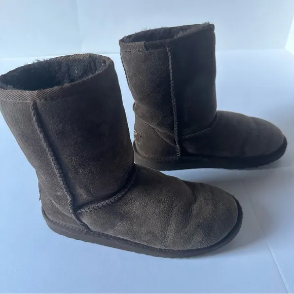 Uggs classic short boot in chocolate brown size 3 big kid