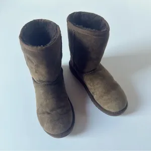 Uggs classic short boot in chocolate brown size 3 big kid
