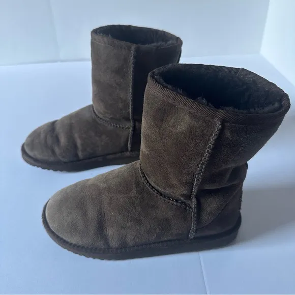 Uggs classic short boot in chocolate brown size 3 big kid