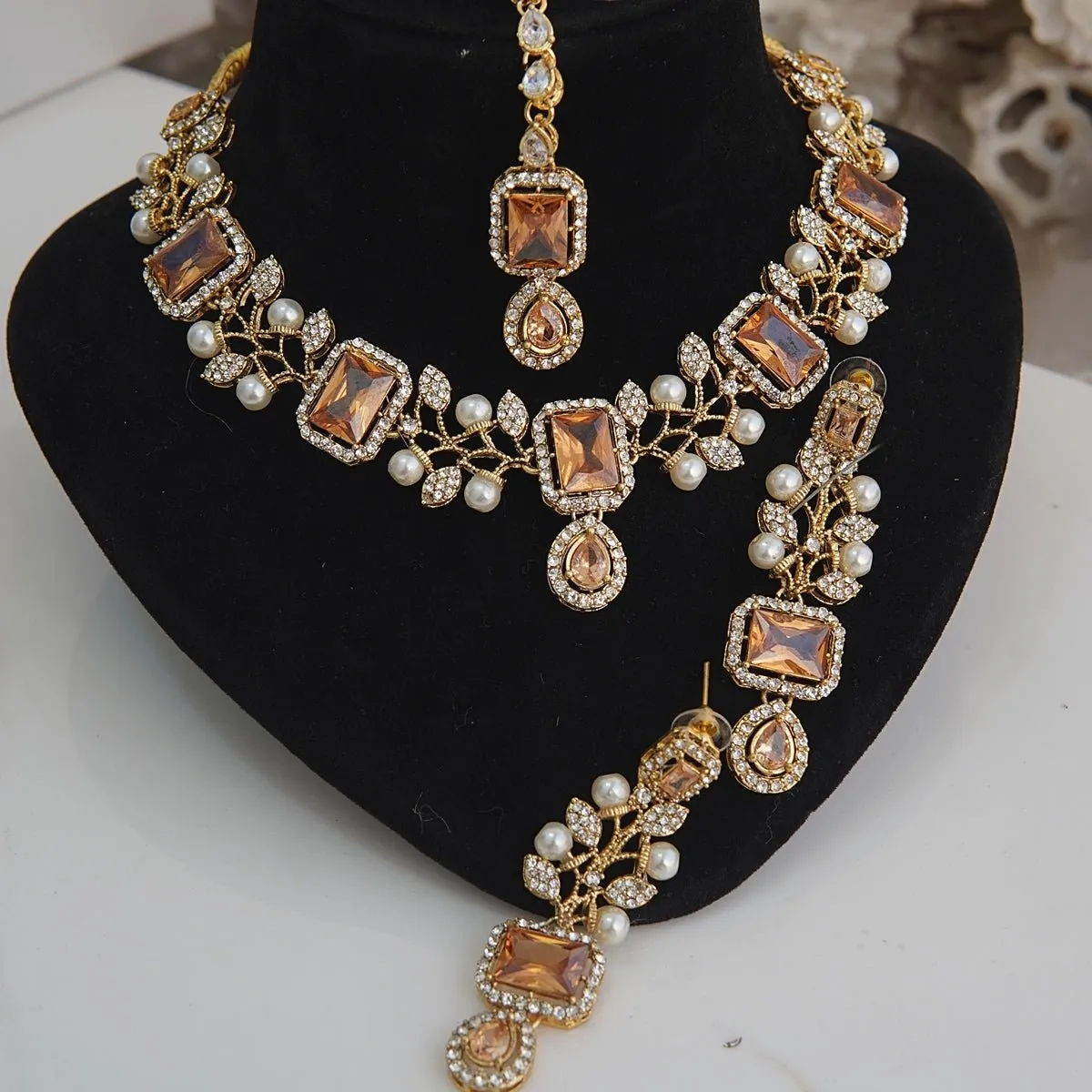 Zircones & Pearls Handmade Design Necklace Set