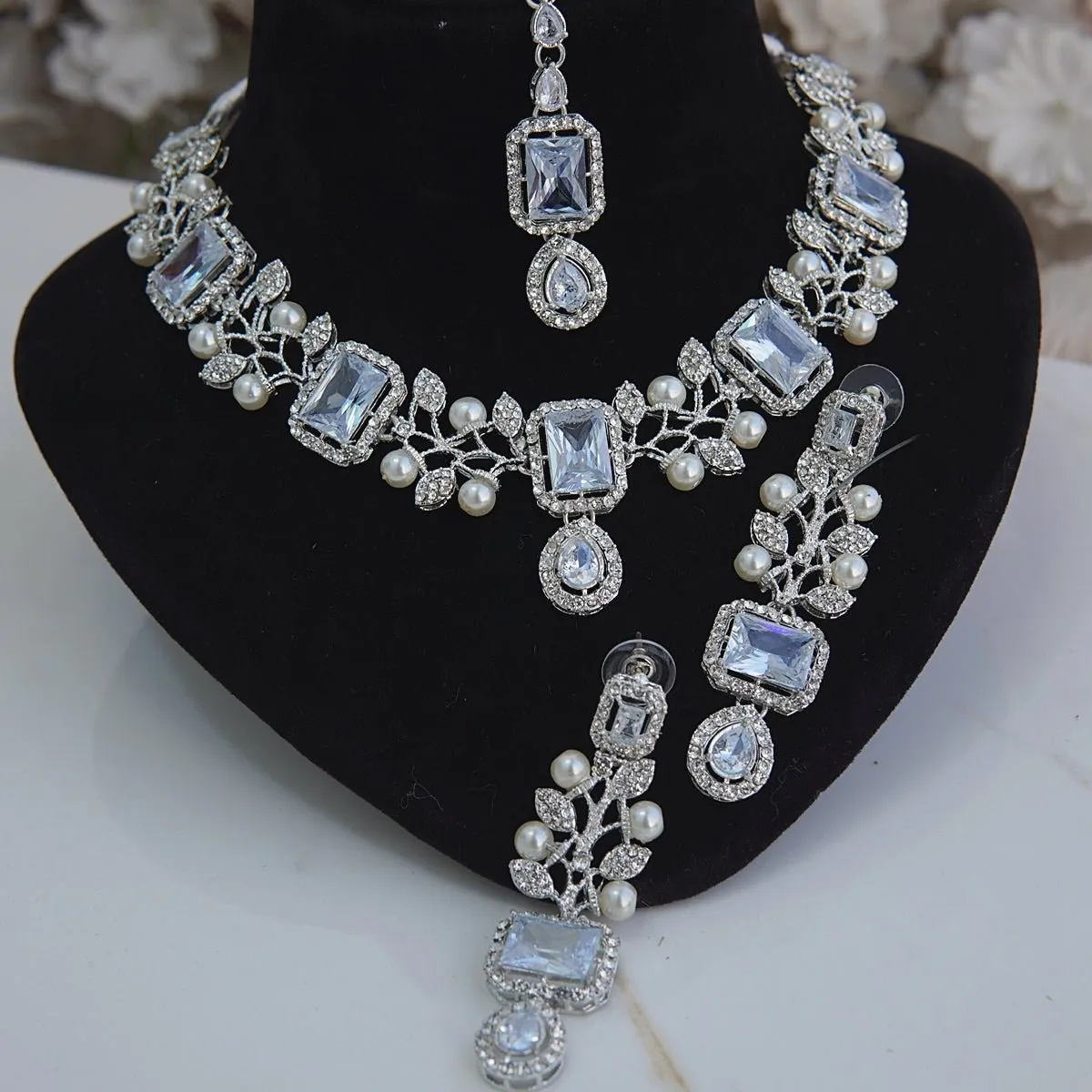 Zircones & Pearls Handmade Design Necklace Set